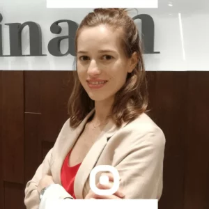 Anne est originaire de Paris, elle y est d'ailleurs en ce moment, car sa ville d'expat est Hong Kong, mais les conditions actuelles sont compliquées a cause d'Omicron en ce moment. Les jeunes parents ont donc préféré passer ce moment de panique en France pour éviter les régles trés strictes la-bas. Avocate de formation, le gout de l'expatriation est venu assez vite : une expérience au Luxembourg, l'apprentissage de l'Anglais et de l'indépendance, Anne repasse a Paris avant de partir en V.I.E. à Pekin en 2012. "Une trés belle expérience" selon Anne, qui raconte son choc de l'expatriation et son adaptabilité necessaire dans une culture radicalement fascinante. Anne raconte sa rencontre avec son mari Italien, son mariage et la suite de ses aventures professionnelles notamment actuellement chez Fidinam. www.linkedin.com/in/anne-de-roulhac-97973126/