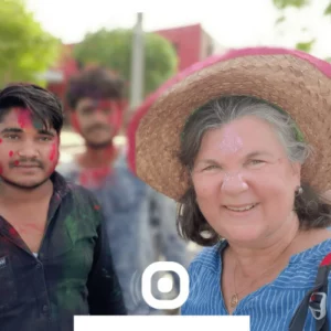 Podcast n° 1470 - En partenariat avec LePetitJournal BOMBAY Direction New Dehli en Inde pour y retrouver Elisabeth qui a quitté Laval pour s'installer dans ce pays pour lequel elle a eu un véritable coup de coeur. Suite à un voyage en 2013, elle décide de quitter la France pour vivre dans une ville trés animée et actuellement... très chaude ! Travaillant dans le tourisme, Elisabeth part trés tot le matin et profite de la climatisation au travail, mais, ces derniers jours, les températures sont montées trés haut (quasi 44 degrés) : les journaux Français en ont beaucoup parlé mais en écoutant ce podcast, vous serez sans doute un peu surpris ! https://www.instagram.com/babette_in_india/
