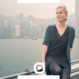 Podcast n° 1438 Karine vit a Hong Kong, elle est originaire de Montreuil en Suisse, connu pour son célébre festival de Jazz. Karine nous parle de son premier roman "Oublier Gabriel" qui vient d'etre publié. Karine raconte son parcours : le travail qu'elle a réalisé pour une ONG en Afrique, sa passion pour le théatre et pour la poésie, son travail au sein de la rédaction LePetitJournal à Hong Kong... Ensuite, zoom sur son travail de romanciére, Karine nous raconte la sortie de ce livre et des autres projets qui arrivent... https://www.instagram.com/karine_yoakim_pasquier/