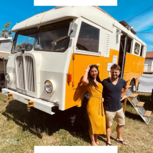 Dan, Estelle et leur camion militaire Suisse qui devient leur nouvelle maison pour leur tour du monde