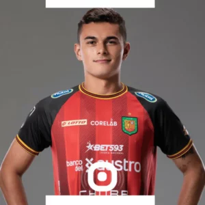Mateo est footballeur franco-Equatorien, il rêve de quitter Quito pour l'Europe