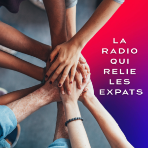 Depuis 2020, une radio offre un petit bout de France au 3 millions de Français expatriés dans le monde. Au dela de sa musique qui propose une playlist pop des années 80’ aux tubes internationaux du moment, les chansons de légendes & les nouveaux talents de la chanson Française, la radio des expatriés a étoffé sa grille depuis peu : De l’info (60 secondes dans le monde et 60 secondes Expats, le seul flash quotidien 100% dédié aux Français de l’étranger toutes les 30 minutes) et de nouveaux rendez-vous pratiques (60 secondes pratique & Expat’Replay) : chaque demi-heure pour apporter des réponses aux questions du quotidien de ceux qui ont décidé de vivre loin de leurs terres natales : Santé, éducation, culture, économie... Des experts, des correspondants et nos invités partagent leur expérience, donnent des conseils pour mieux vivre l’expatriation et réagissent à l’actualité dans leur pays de résidence. A ce jour, 1800 interviews disponibles sur l’antenne et des centaines de podcasts sur le site de la radio & sur toutes les plateformes habituelles : recherchez simplement «FRANCAIS DANS LE MONDE». En semaine, c’est donc désormais un rendez-vous qui parle aux Français dans le monde toutes les 15 minutes, et, sur la radio qui ne dort jamais, pas de jour et pas de nuit : vos rendez-vous, c’est 24 heures sur 24 ! Chaque jour, 30 à 60 000 auditeurs écoutent notre programme : Et vous ?