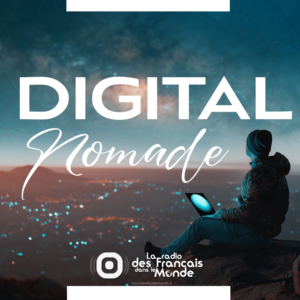 Un digital nomade est une personne qui utilise les technologies de l'information et de la communication pour travailler de manière indépendante et flexible, en choisissant des lieux de travail temporaires et changeants. Plutôt que de rester attaché à un bureau fixe dans une entreprise ou un lieu spécifique, un digital nomade tire parti des avantages de la connectivité mondiale pour exercer son activité à distance, généralement via Internet. Cette approche de travail permet aux digital nomades de voyager et de vivre dans différents endroits tout en maintenant leur activité professionnelle. Ils peuvent travailler à partir de cafés, de bibliothèques, de logements temporaires ou de tout autre lieu disposant d'une connexion Internet fiable. Les digital nomades sont souvent des entrepreneurs, des freelances ou des professionnels qui peuvent accomplir leur travail à distance, en utilisant principalement des outils numériques tels que des ordinateurs portables, des smartphones et des applications de communication. La principale caractéristique d'un digital nomade est sa capacité à s'adapter à différents environnements de travail et à maintenir une productivité élevée tout en étant en déplacement. Cette approche de travail offre aux individus une plus grande liberté géographique et la possibilité de concilier leur vie professionnelle et leurs voyages.
