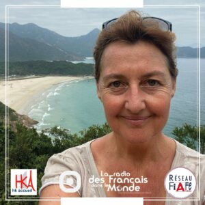 Axelle Cohu présente "Hong Kong Accueil" à disposition des 10 000 Français, avec ses 245 familles et ses 45 bénévoles